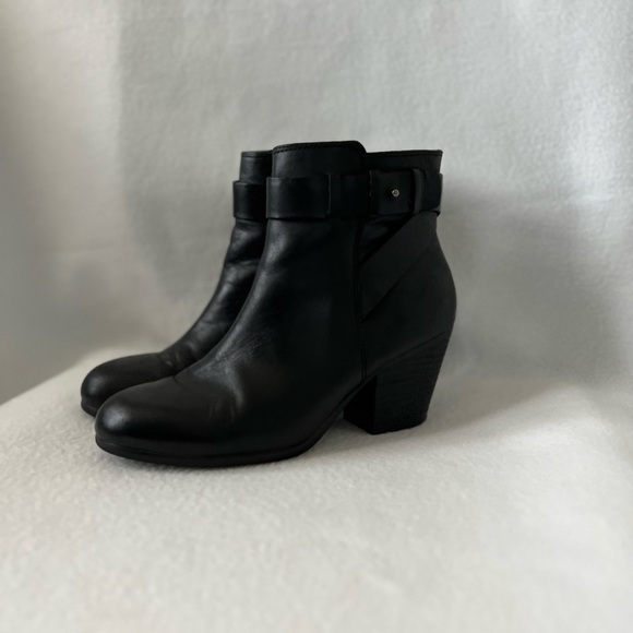 AEROSOLES Shoes - Aerosoles Heelrest Size 7 1/2 Black Leather Ankle Boots